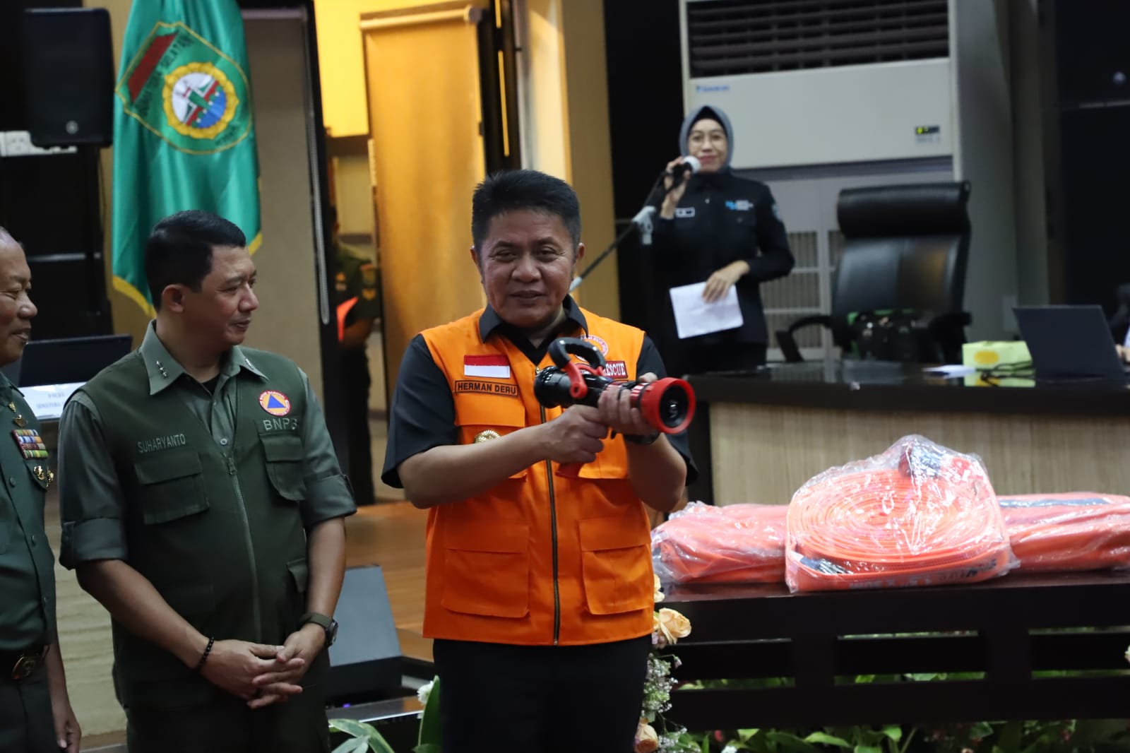 Kepala BNPB Letjen TNI Suharyanto (rompi hijau) bersama Gubernur Sumatera Selatan (rompi orange) mempraktekan penggunaan Nozzle yang diberikan sebagai dukungan BNPB untuk penanganan Karhutla di Sumatera Selatan, Selasa (12/9)